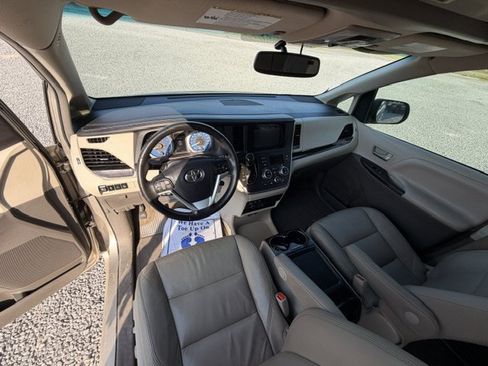 Used 2016 Toyota Sienna XLE Premium FWD image 14