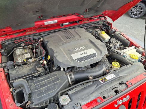 Used 2015 Jeep Wrangler Unlimited Rubicon w/ Connectivity Group image 26