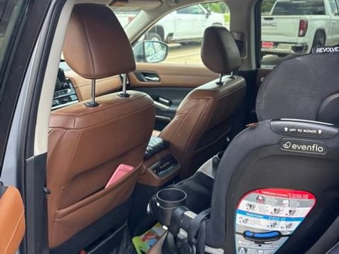 Used 2022 Nissan Pathfinder Platinum w/ Cargo Package FWD image 8