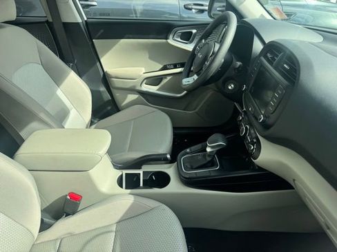 Certified 2025 Kia Soul LX w/ LX Technology Package image 7