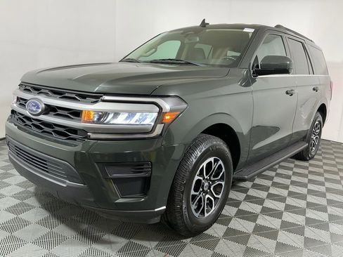 Used 2022 Ford Expedition XLT image 2