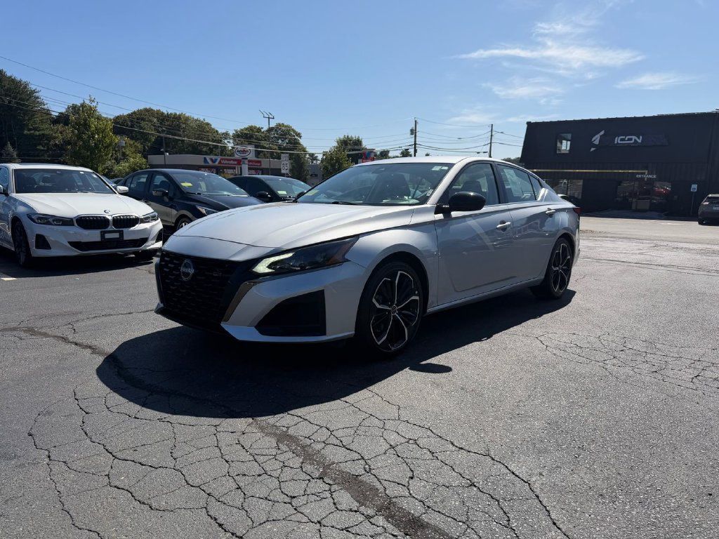 Used 2024 Nissan Altima 2.5 SR FWD image 1