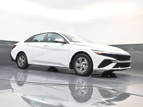 Certified 2026 Hyundai Elantra SE FWD image 22