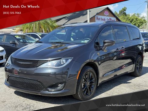 Used 2020 Chrysler Pacifica Touring-L AWD/4WD image 1