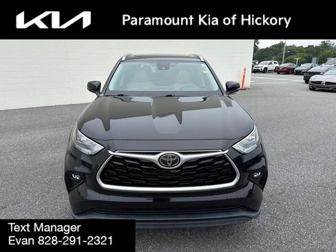 Used 2020 Toyota Highlander XLE FWD image 2