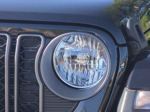 Used 2025 Jeep Gladiator Sport AWD/4WD image 9