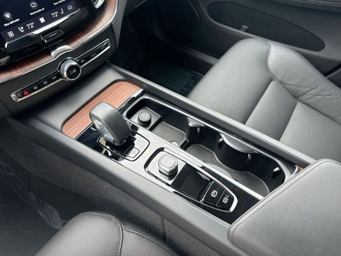 Used 2024 Volvo XC60 B5 Plus w/ Protection Package Premier image 23