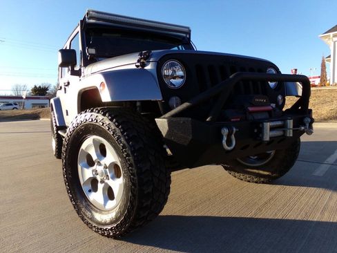 Used 2015 Jeep Wrangler Unlimited Sahara w/ Connectivity Group AWD/4WD image 11