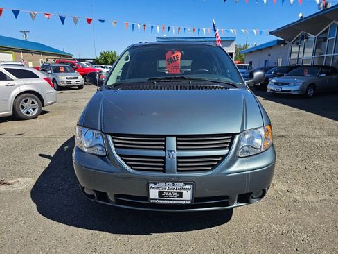 Used 2005 Dodge Grand Caravan SXT w/ Premium Group FWD image 2