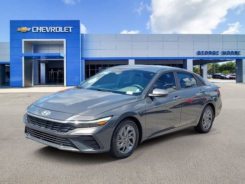 Used 2025 Hyundai Elantra Hybrid FWD image 2