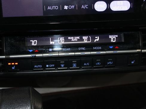 Used 2021 Toyota Sienna XLE image 32