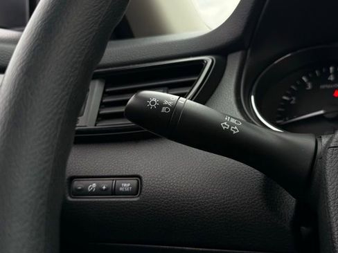 Used 2019 Nissan Rogue S image 10