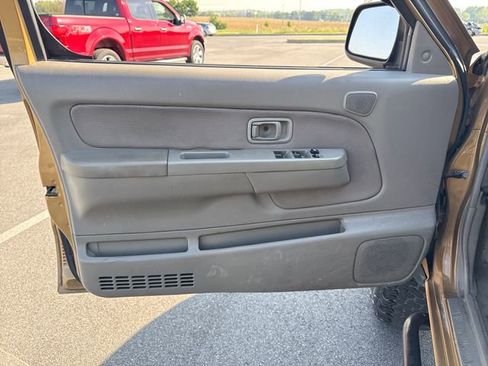 Used 2000 Nissan Xterra XE AWD/4WD image 24