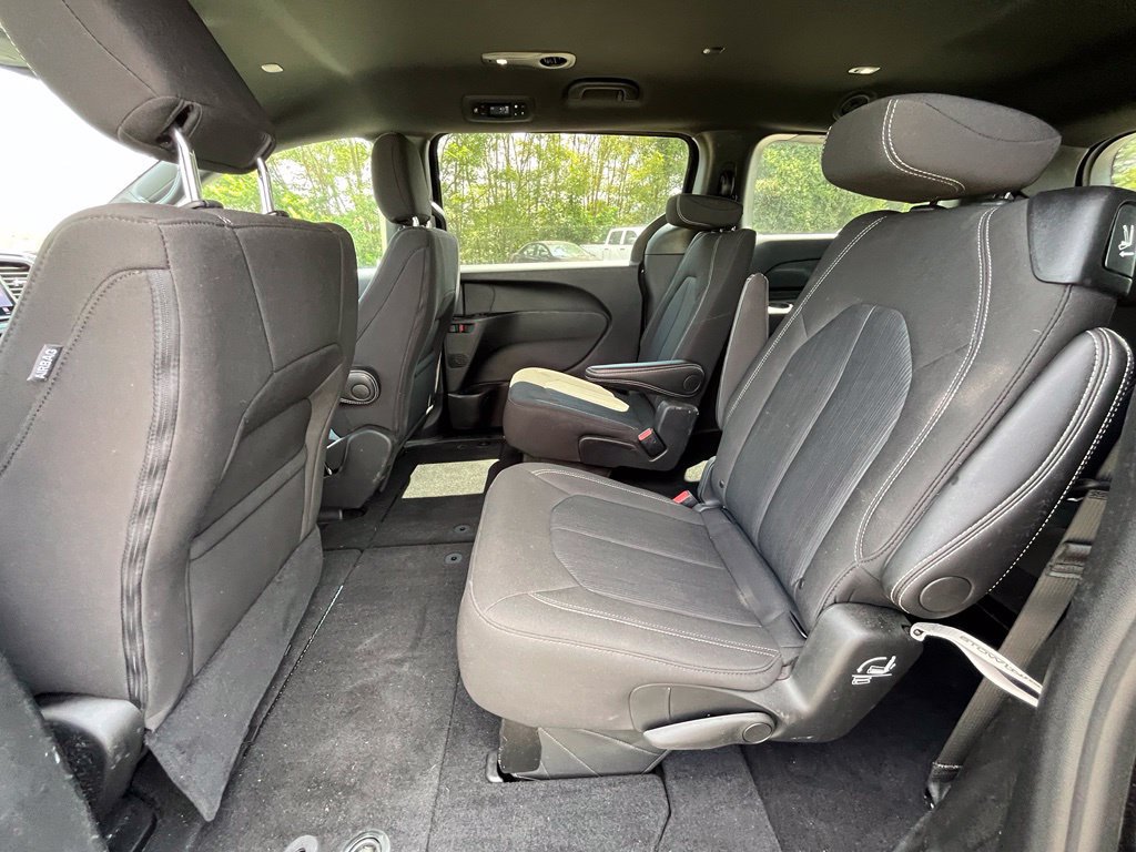 Used 2024 Chrysler Pacifica Touring FWD image 26