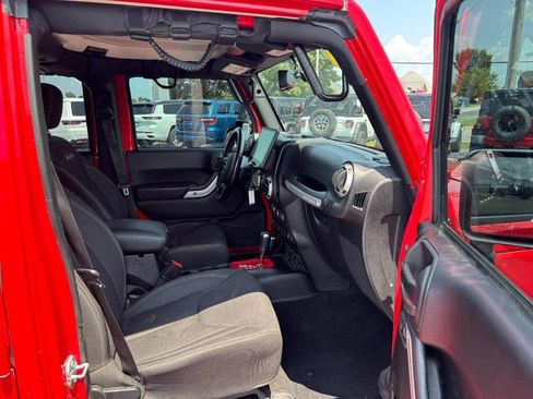 Used 2018 Jeep Wrangler Unlimited Sahara AWD/4WD image 11