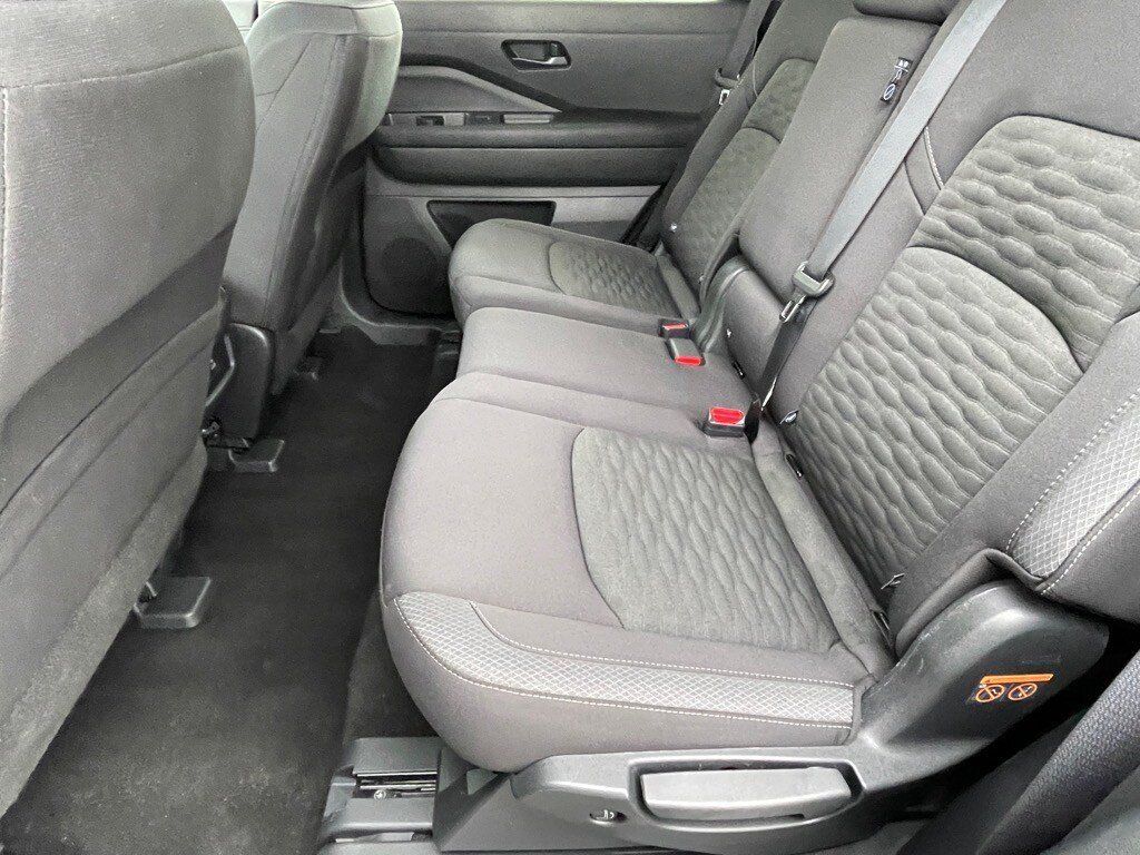 Used 2025 Nissan Pathfinder SV AWD/4WD image 11