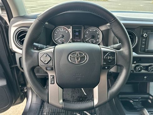 Used 2016 Toyota Tacoma SR5 w/ SR5 Appearance Package (SN) image 18