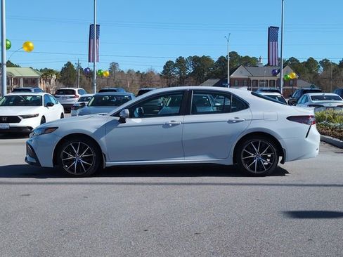 Used 2024 Toyota Camry SE image 8