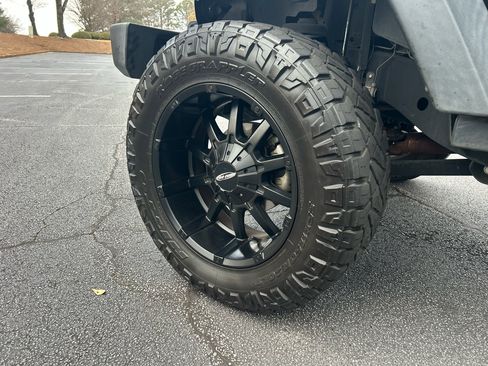 Used 2015 Jeep Wrangler Unlimited Rubicon w/ Connectivity Group image 10