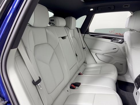 Certified 2024 Porsche Macan AWD/4WD image 29