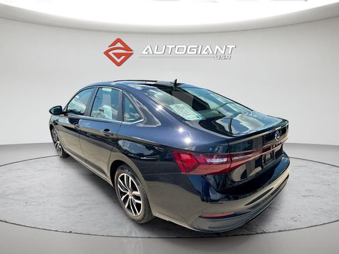 Used 2025 Volkswagen Jetta SE FWD image 2