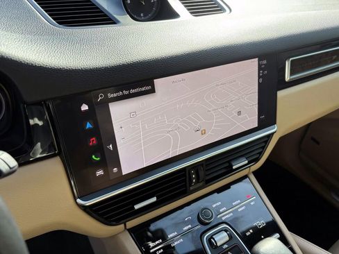 Certified 2022 Porsche Cayenne Platinum Edition image 32