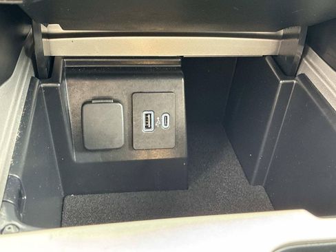 Used 2023 Ford Explorer XLT w/ Equipment Group 202A AWD/4WD image 31