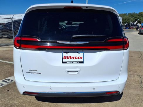 Used 2023 Chrysler Pacifica Touring-L image 23