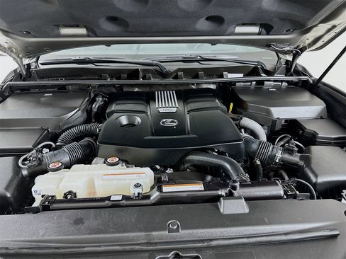 Used 2023 Lexus LX 600 4WD w/ Luxury Package image 34