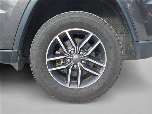 Used 2019 Jeep Grand Cherokee Laredo w/ 18" Wheel & 8.4" Radio Group AWD/4WD image 14