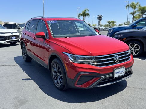Certified 2023 Volkswagen Tiguan SE w/ Panoramic Sunroof Package FWD image 2