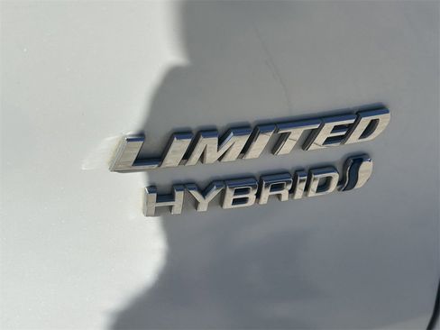 Used 2022 Toyota Sienna Limited image 13