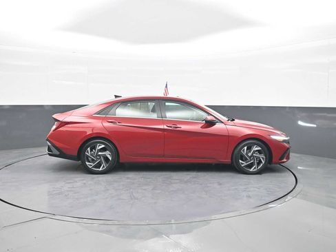 Used 2025 Hyundai Elantra Limited FWD image 9
