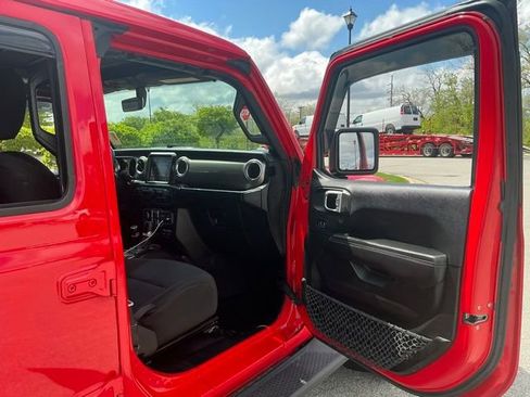 Used 2018 Jeep Wrangler Unlimited Sahara w/ Uconnect 4C Nav & Sound Group AWD/4WD image 18