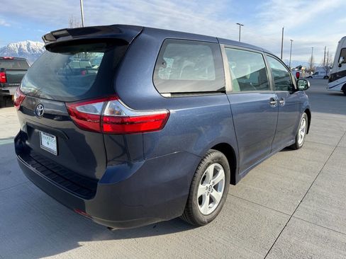 Used 2018 Toyota Sienna L w/ Carpet Mat Package image 3