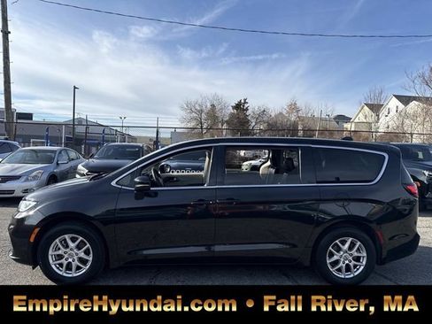 Used 2023 Chrysler Pacifica Touring-L image 10