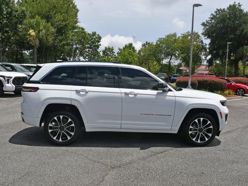 Used 2022 Jeep Grand Cherokee Overland w/ Luxury Tech Group IV RWD image 5