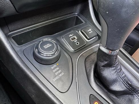 Used 2020 Jeep Cherokee Latitude Plus w/ Cold Weather Group AWD/4WD image 34