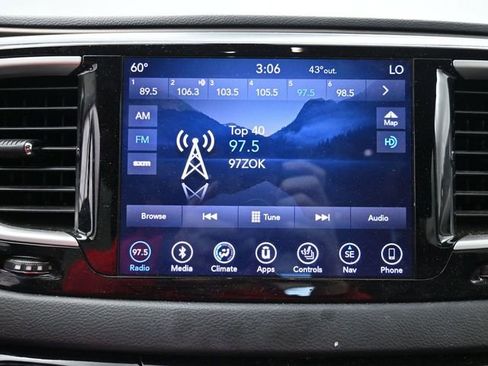 Used 2018 Chrysler Pacifica Touring-L image 24