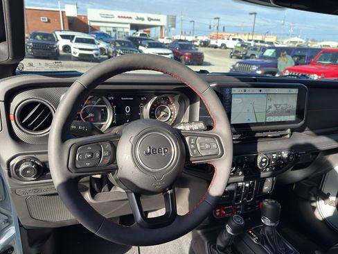 Used 2024 Jeep Wrangler Unlimited Rubicon image 9