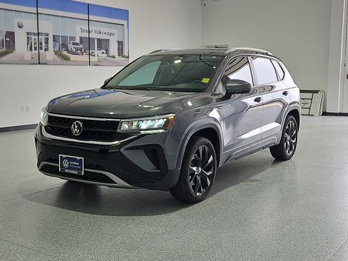 Certified 2023 Volkswagen Taos SE w/ Panoramic Sunroof Package FWD image 4