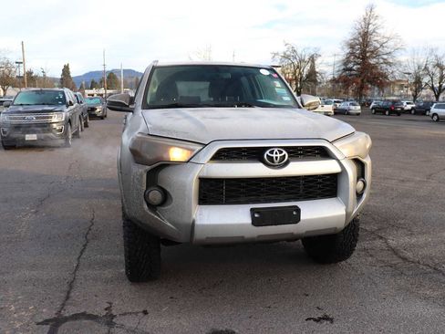 Used 2016 Toyota 4Runner SR5 image 3