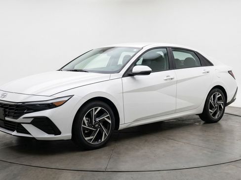 Used 2025 Hyundai Elantra SEL FWD image 3