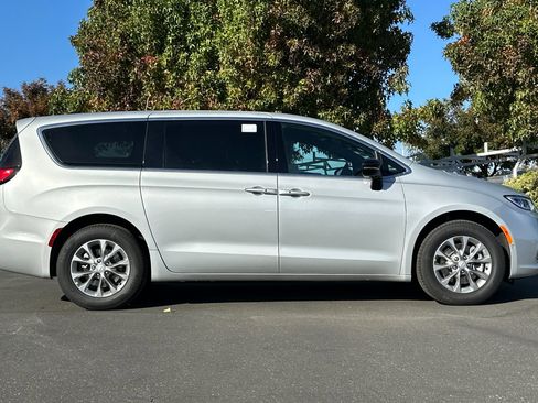 New 2026 Chrysler Pacifica Limited w/ Uconnect Theater Family Group image 3