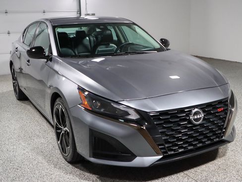 Used 2024 Nissan Altima 2.5 SR FWD image 5
