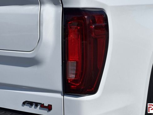 Certified 2022 GMC Sierra 1500 AT4 w/ AT4 Carbonpro Edition AWD/4WD image 32