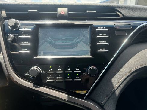 Used 2018 Toyota Camry LE image 5