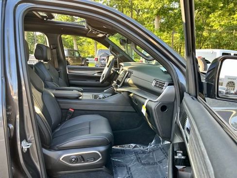 Used 2023 Jeep Wagoneer Series III w/ Premium Group I image 32