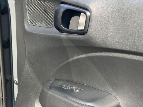 Used 2025 Hyundai Venue Limited FWD image 25