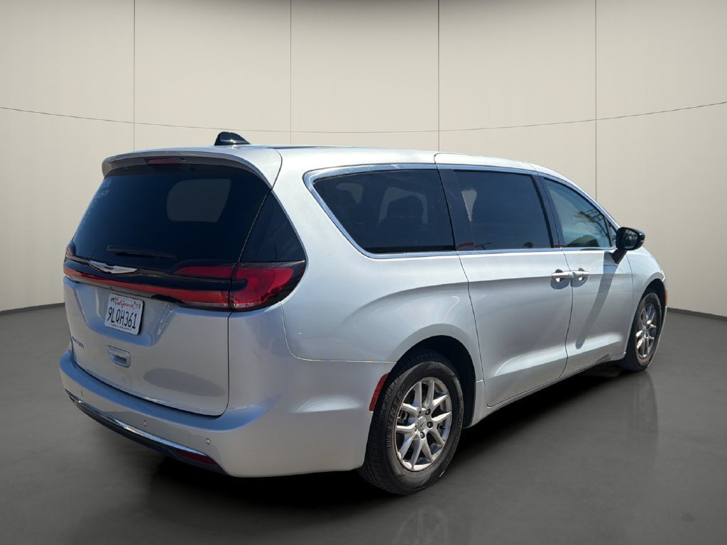 Used 2024 Chrysler Pacifica Touring-L FWD image 7